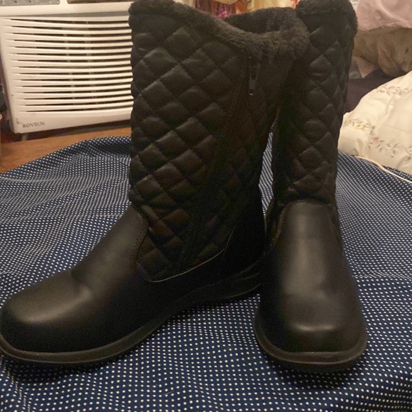 Weatherproof size 8 black boots with zippers on each side - Picture 2 of 6